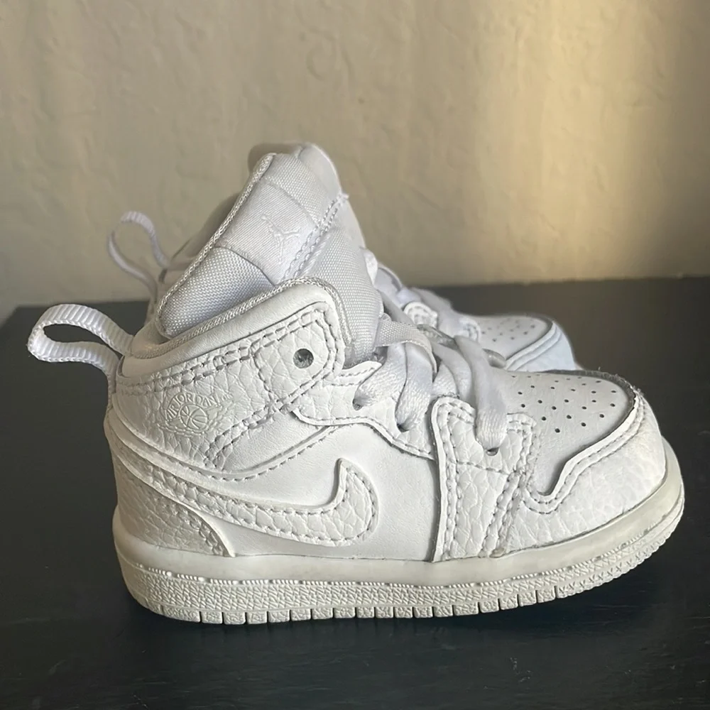 White toddler Jordan’s size 4c - Picture 5 of 7